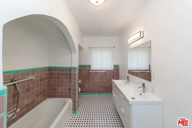 Building Photo - 3167 Rowena Ave