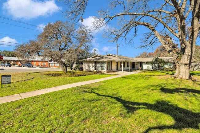 Building Photo - Oakhurst Duplex