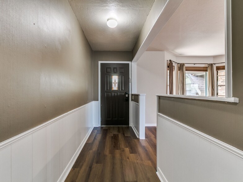 Building Photo - 6428 N Harvard Ave