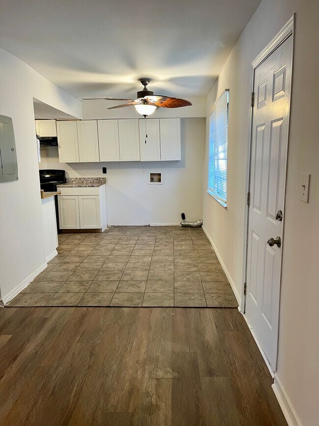 Building Photo - Spacious 3 bedroom condo