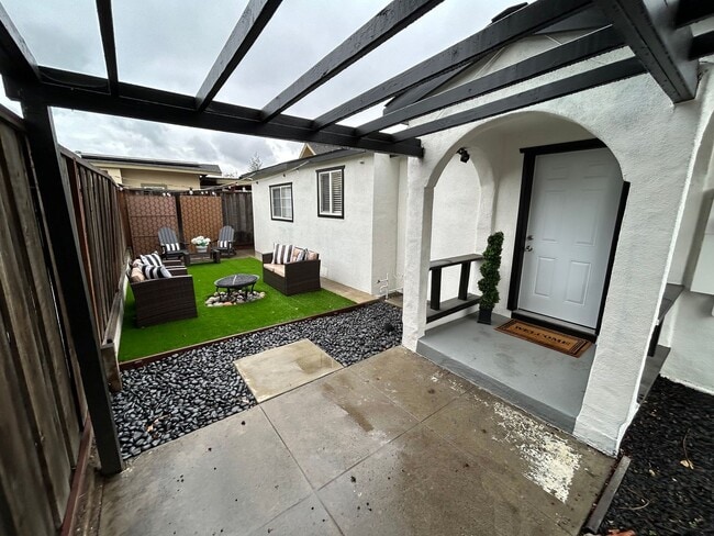 Building Photo - Stunning 4-bedroom, 2-bathroom home