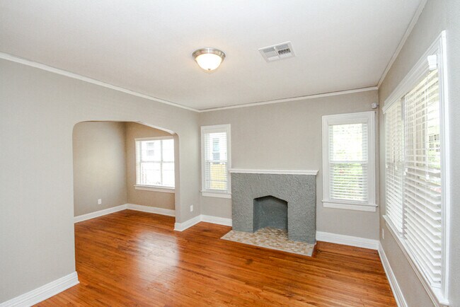 Building Photo - Charming Duplex 1/1 Duplex With Storage!