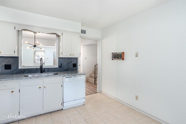 Building Photo - "Charming 2-Bed, 2-Bath Townhouse with Granite Elegance on East Stephenson!"