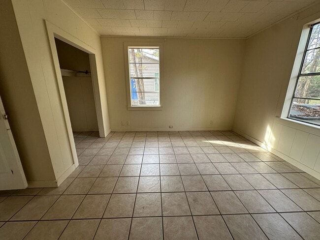 Building Photo - Cute 3 bedroom house!