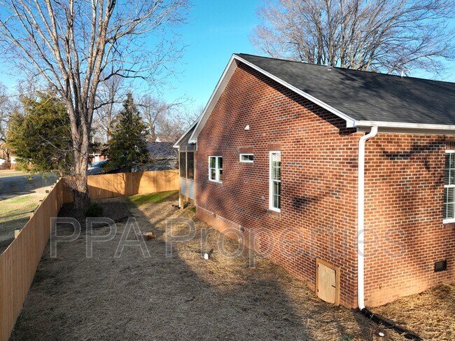 Building Photo - 306 S First St