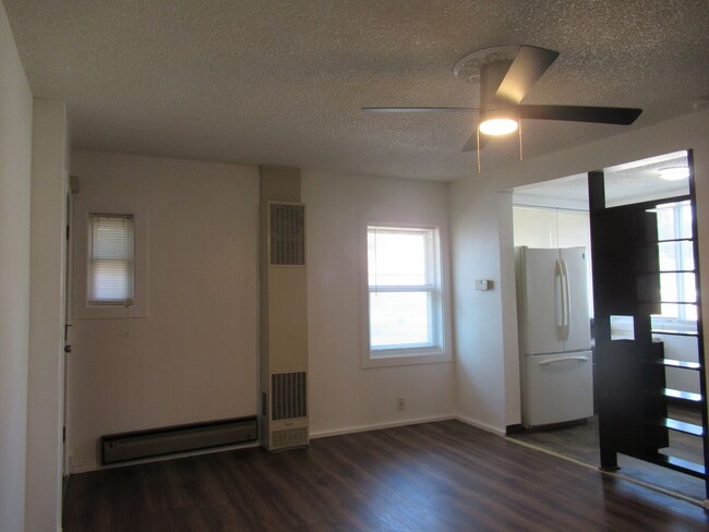 Building Photo - Spacious 2 bedroom one bath unit in 3-plex...