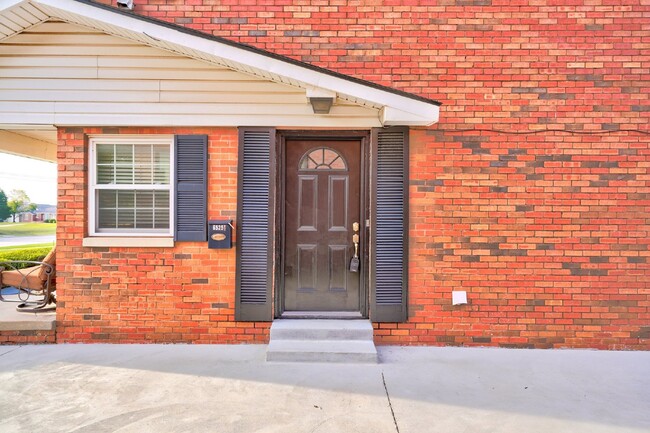 Building Photo - Charming Apartment in Nichols Hills