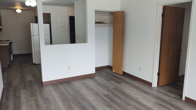 Building Photo - $1,095 | 3 Bedroom, 1 Bathroom Apartment |...