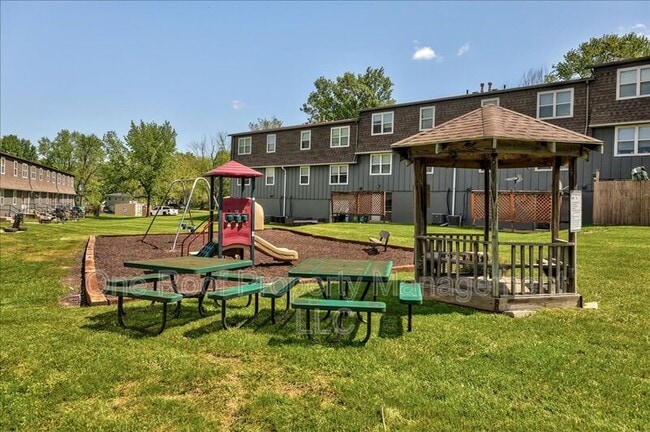 Building Photo - 701 Linwood Dr