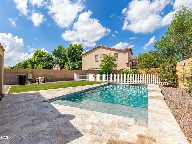 Building Photo - 1180 E Saddleback Pl