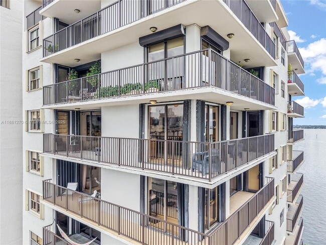 Building Photo - 801 N Venetian Dr