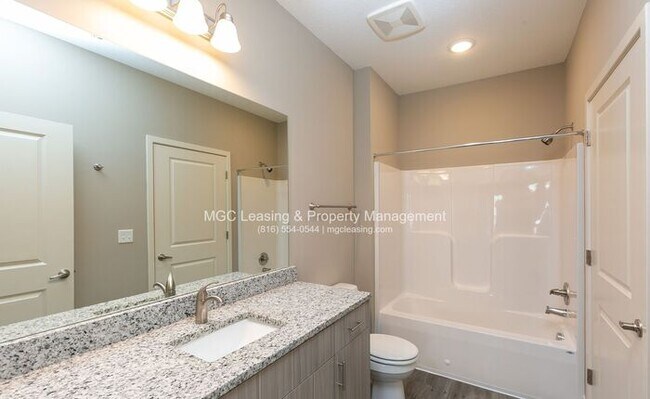 Building Photo - 1 Bedroom Luxury Apartment in the Northland of KCMO