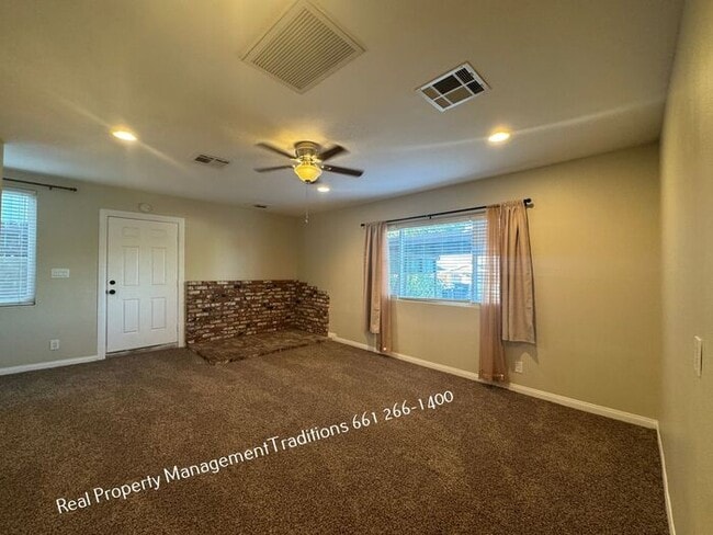 Building Photo - Great 3 + 2 Located in Quartz Hill