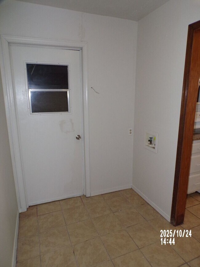 Building Photo - Very Nice home located in the Sullivan Vil...