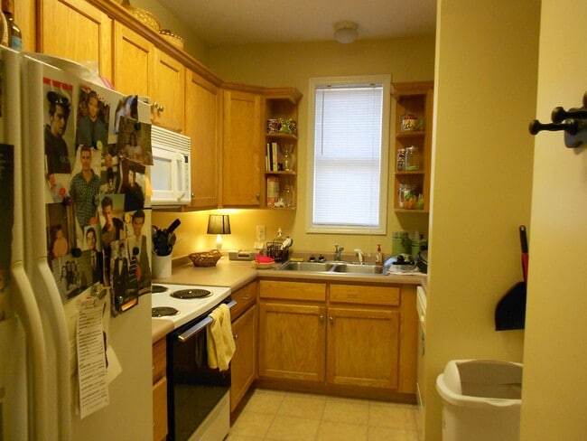 Building Photo - Large 4 Bedroom Home, so close to campus!