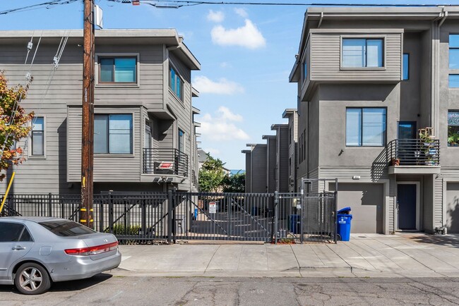 Building Photo - Modern 2BD/2BA Townhome w/ Private Yard, Garage & Smart Features — Near Downtown Oakland