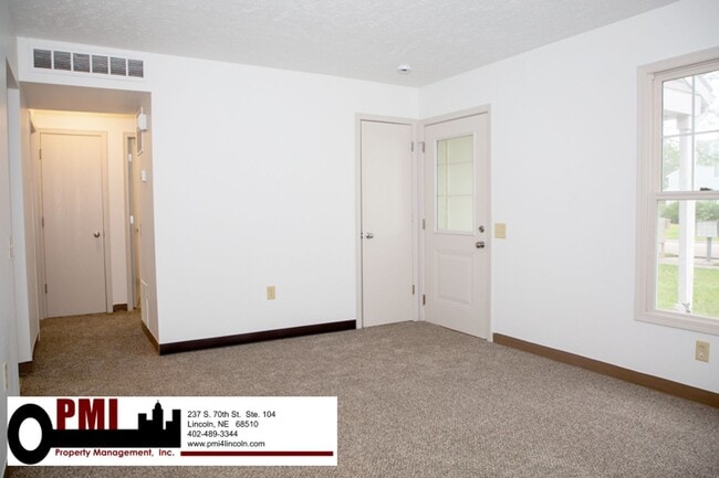 Building Photo - 2 Bedroom and 1 Bathroom Duplex Available ...