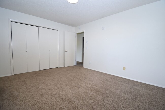 Building Photo - Top floor apartment! Close to MSU and downtown!