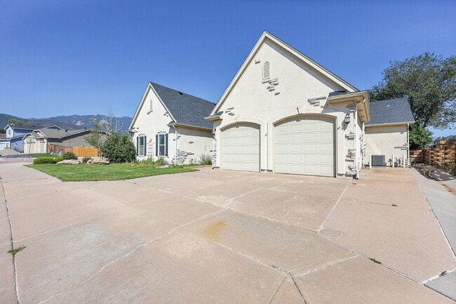 Building Photo - $3,495 - 4 Bed, 4 Bath Home with 4 Car Gar...
