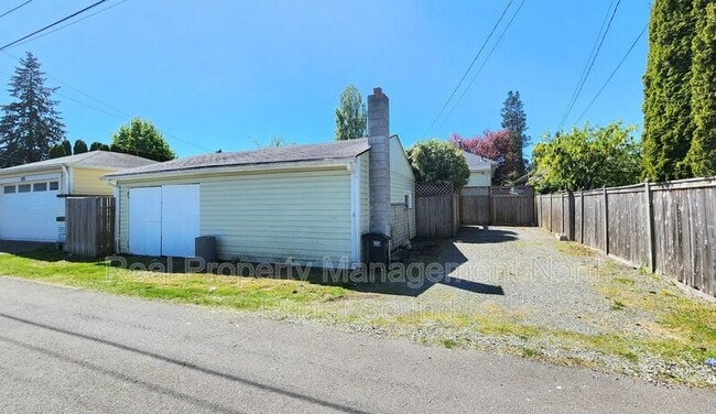 Building Photo - 2115 Oakes Ave