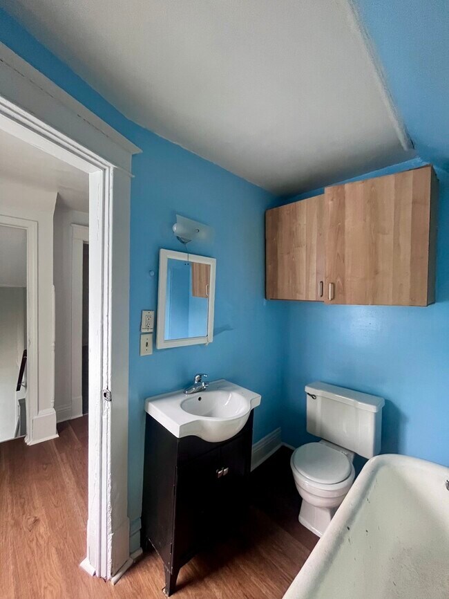 Building Photo - Newly Renovated Single Family Home!