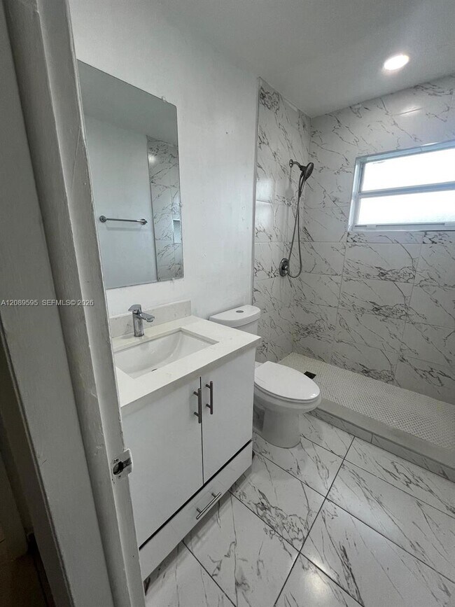 Building Photo - 1400 W 39th Pl