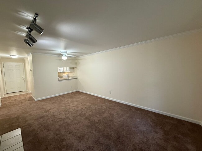 Building Photo - 2 Bed 1 Bath Totem Lake Condo