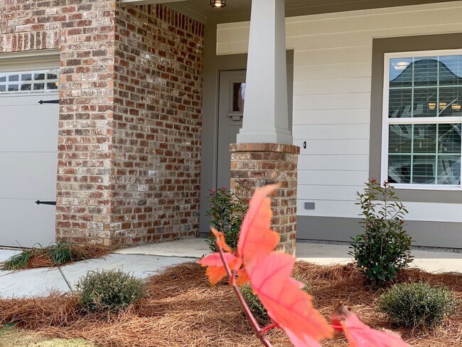 Building Photo - Spacious home with Garage and Fenced Backy...