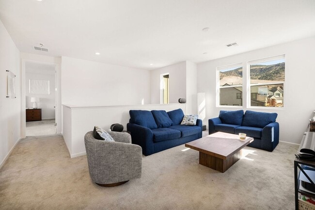 Building Photo - Beautiful 4BR/4BA home in the gated Copper View community. Features spacious living areas, mounta...