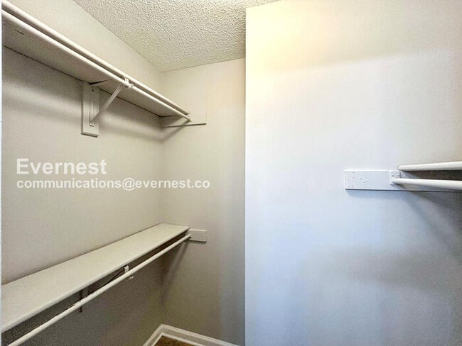 Building Photo - 7036 Foxhall Dr