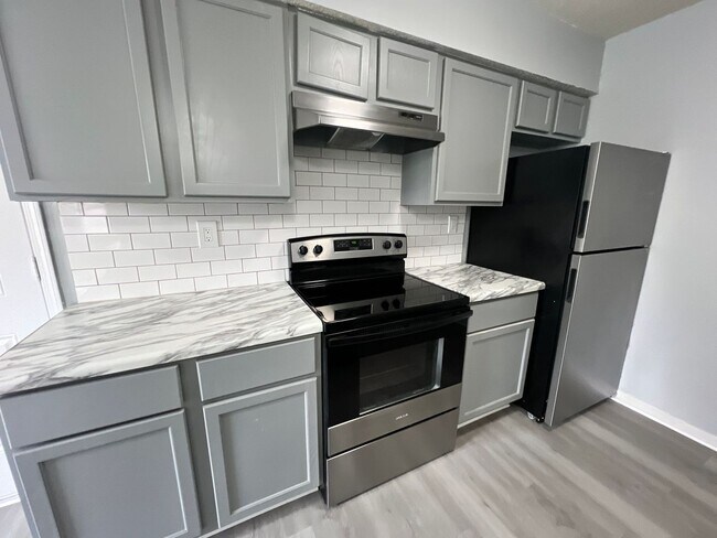 Building Photo - Parkville Living! Updated 2 Bed, 1 Bath with 1-Car Garage