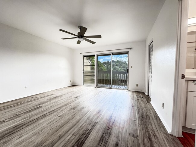 Building Photo - Newly Renovated 3/2.5 Club View Gardens in...