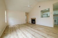 Building Photo - Woodlake ~ 2 Bedroom Duplex