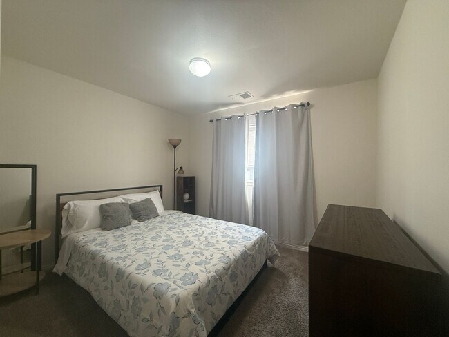 Building Photo - 3 bedrooms, 2 full bathrooms single-story home located in the heart of Visalia, CA.