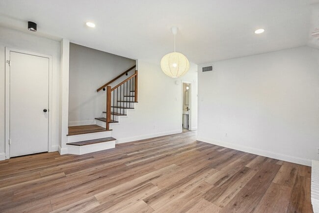 Building Photo - 2103 Mistletoe Ave