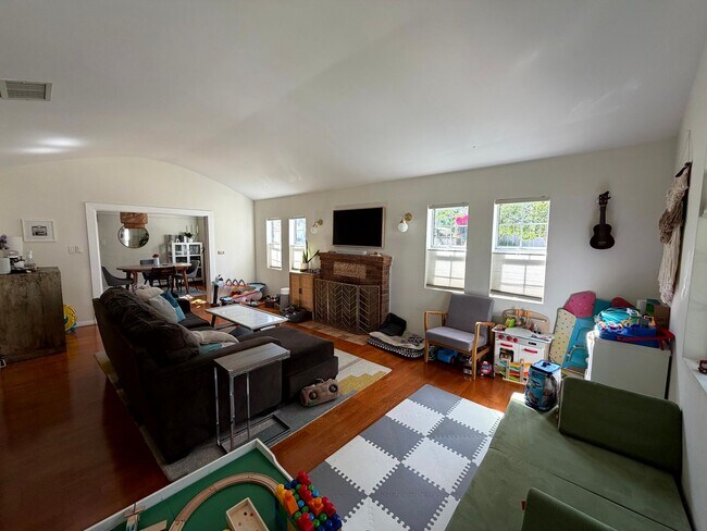 Building Photo - 3730 Edenhurst Ave