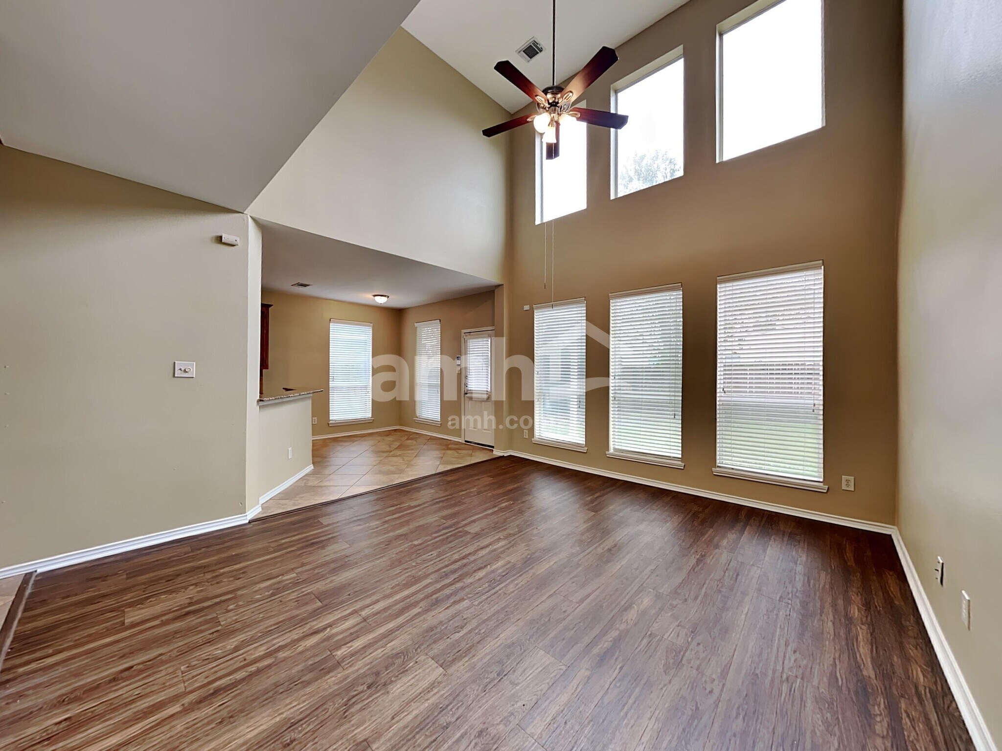 Building Photo - 2718 Lakecrest Way Dr