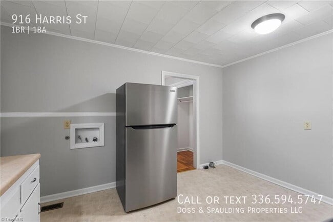 Building Photo - 916 Harris St