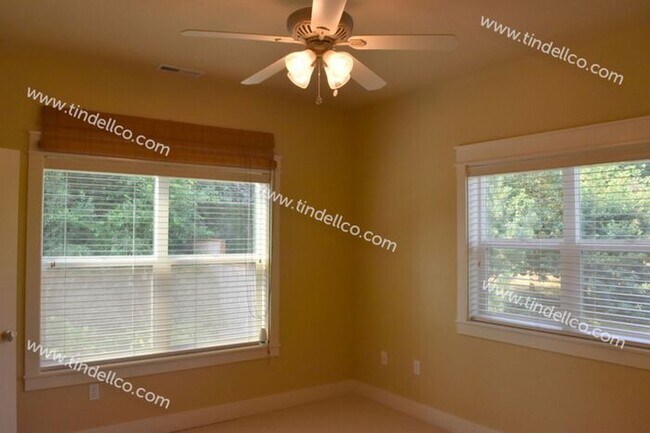 Building Photo - Beautiful and Spacious 3 Bedrooms, 2.5 Bathrooms in Raleigh Hills!