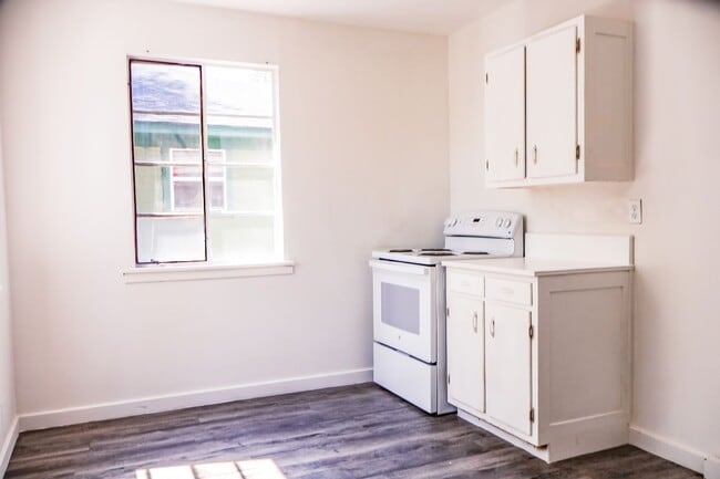 Building Photo - 2BR Cozy Ensley Home