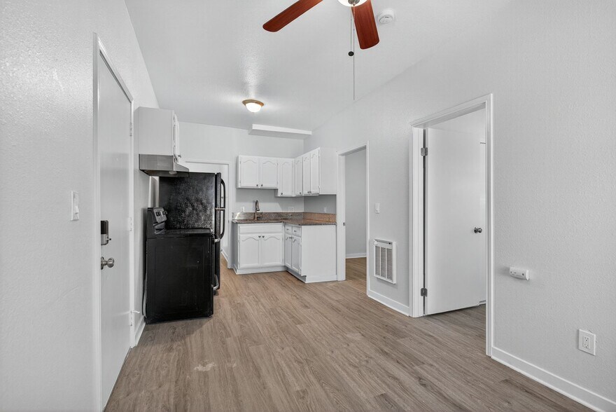 Building Photo - 2212 Myrtle Ave