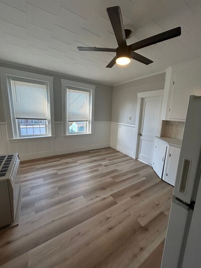 Building Photo - Main Street (415) - S
