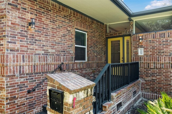 Building Photo - 12903 Figaro Dr