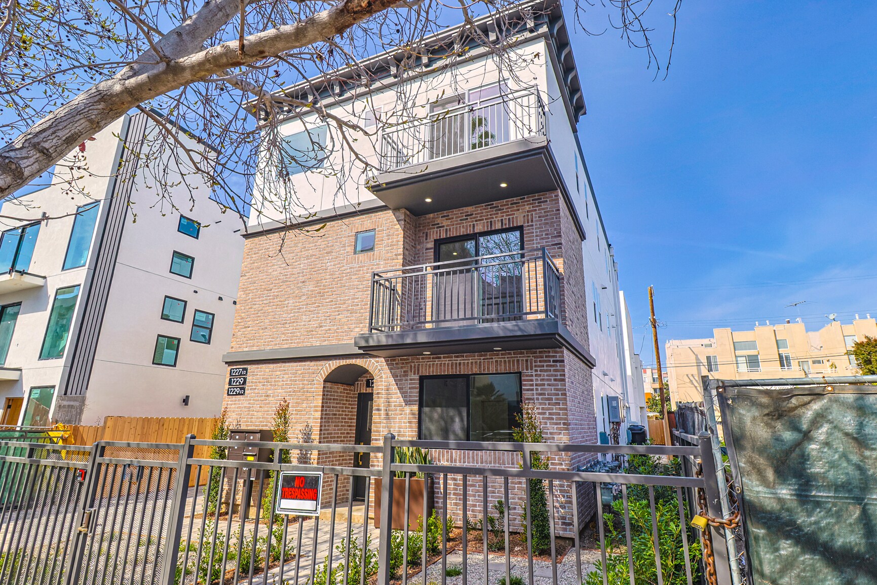 Building Photo - 1227 N June St