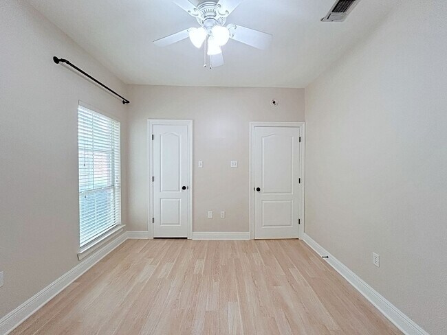 Building Photo - 3919 Meadow Ridge Dr