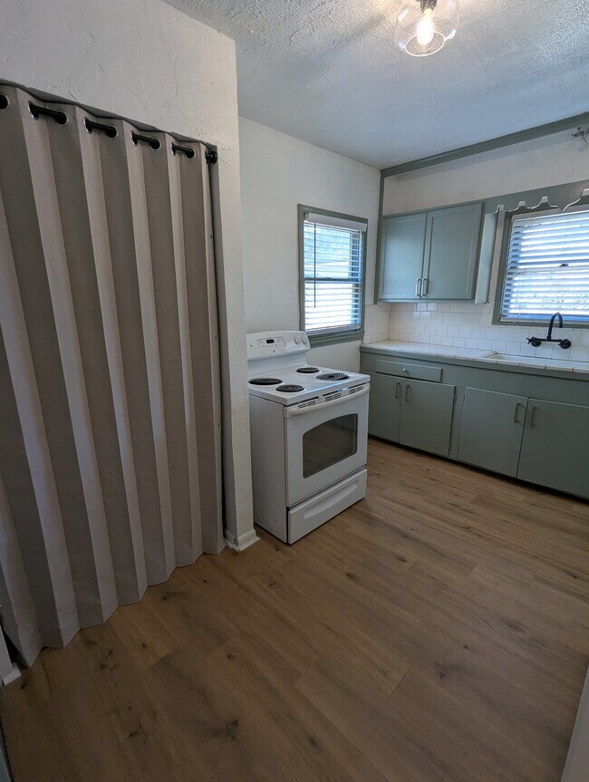 Building Photo - 5321 Howard St