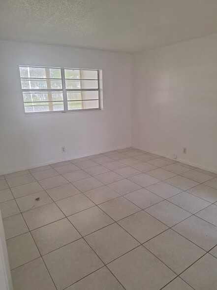 Building Photo - 5061 W Oakland Park Blvd
