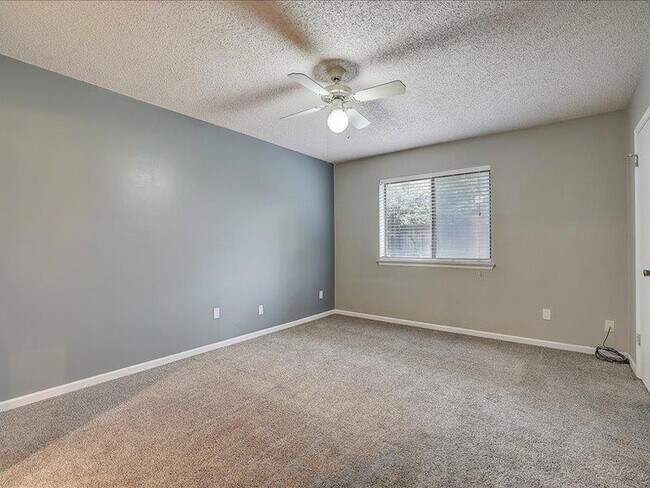 Building Photo - 10906 Meadgreen Ct
