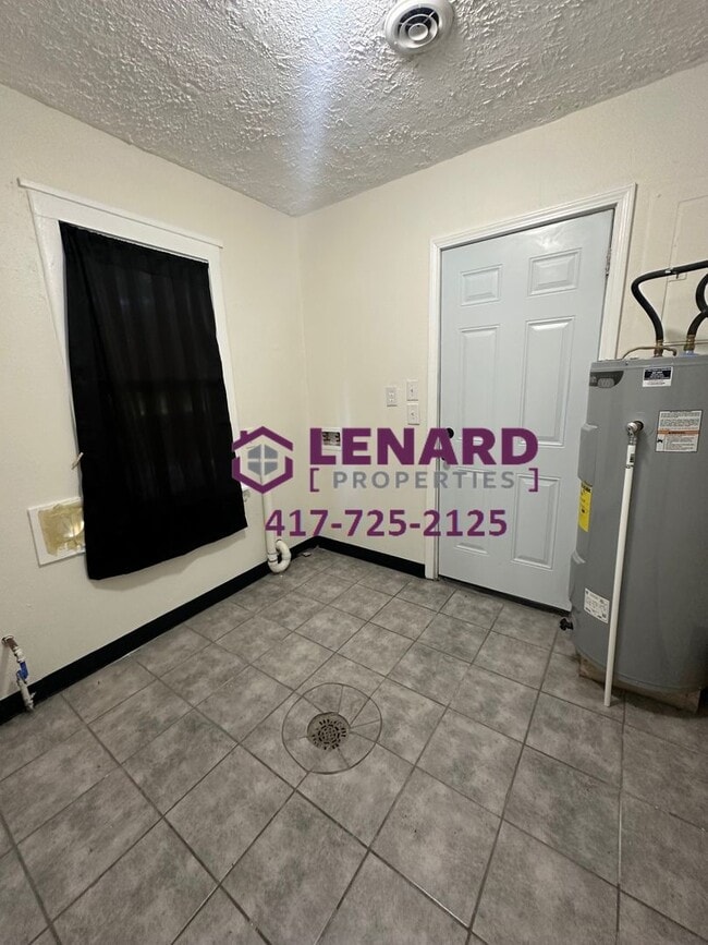 Building Photo - 2 Bedroom Home Available Now!