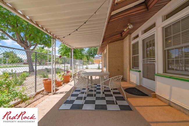 Building Photo - 3 Bedroom End Unit Townhome in Downtown St. George